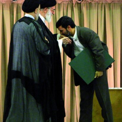 La acción de besar las manos de los eruditos de religión