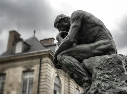 La misma teoría de la evolución biológica intenta explicar la cuestión